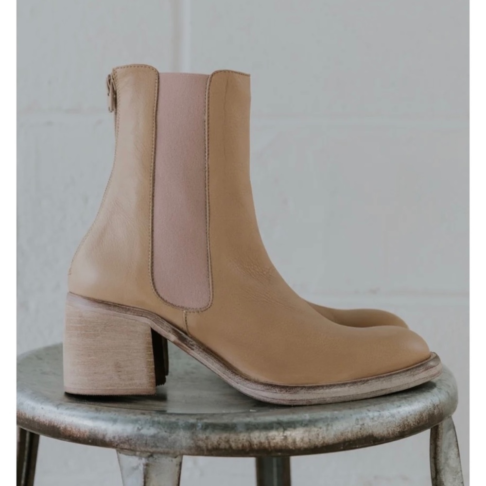 Free People Essential Chelsea Boots in antique white - Picture 1 of 6